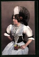 Junge Frau in Appenzeller-Tracht mit Blu