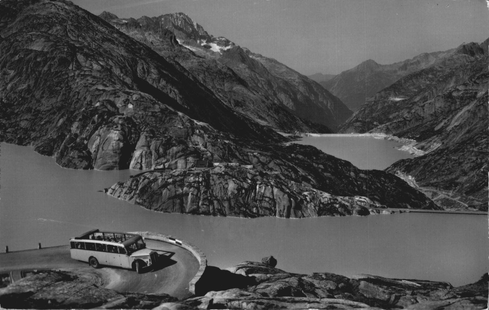Cartoline postali: Grimselpass - Postauto mit Passpanorama! – Usato da Luzern venduto da Kartenansicht