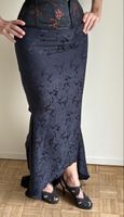 Eleganter Satinrock mit Schleppe, Drachenmuster - Gr.40/42