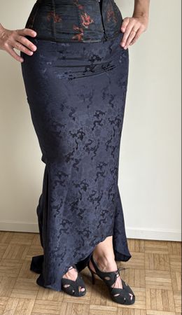 Eleganter Satinrock mit Schleppe, Drachenmuster - Gr.40/42