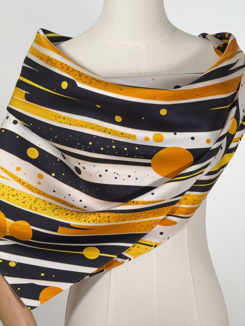 Foulard & Sciarpe: Schöner Seidenfoulard "Stripes" – Nuovo e nell'imballaggio originale da Dättwil AG venduto da AnDani2. 3