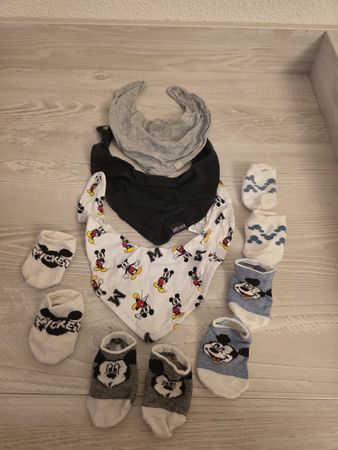 Mickey Mouse Baby Set: 3 Lätzli & 4 Paar Söckli, Top!