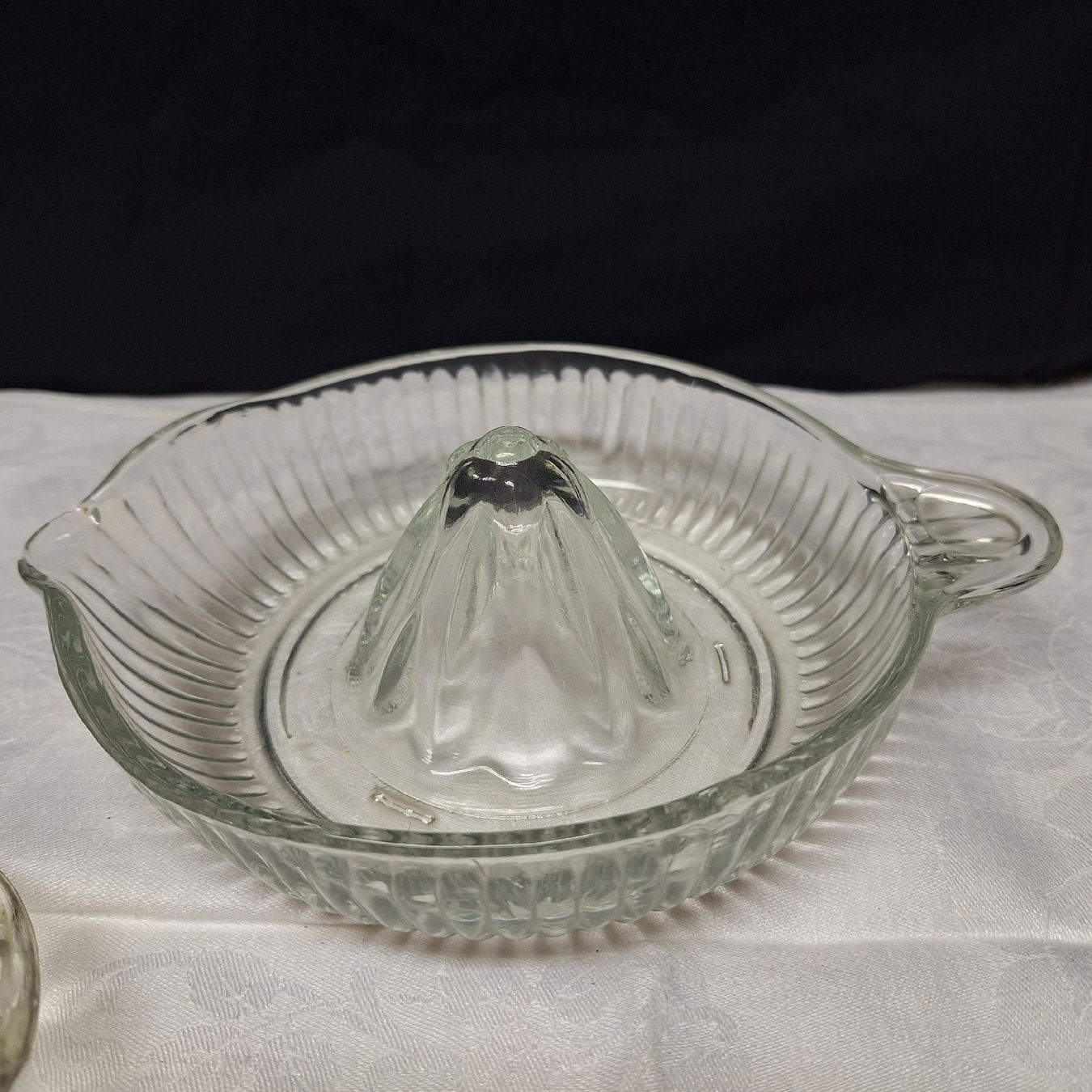 Küchengeräte: Alte Zitronenpressen aus Glas – Gebraucht aus Winterthur von Goldpipau 2
