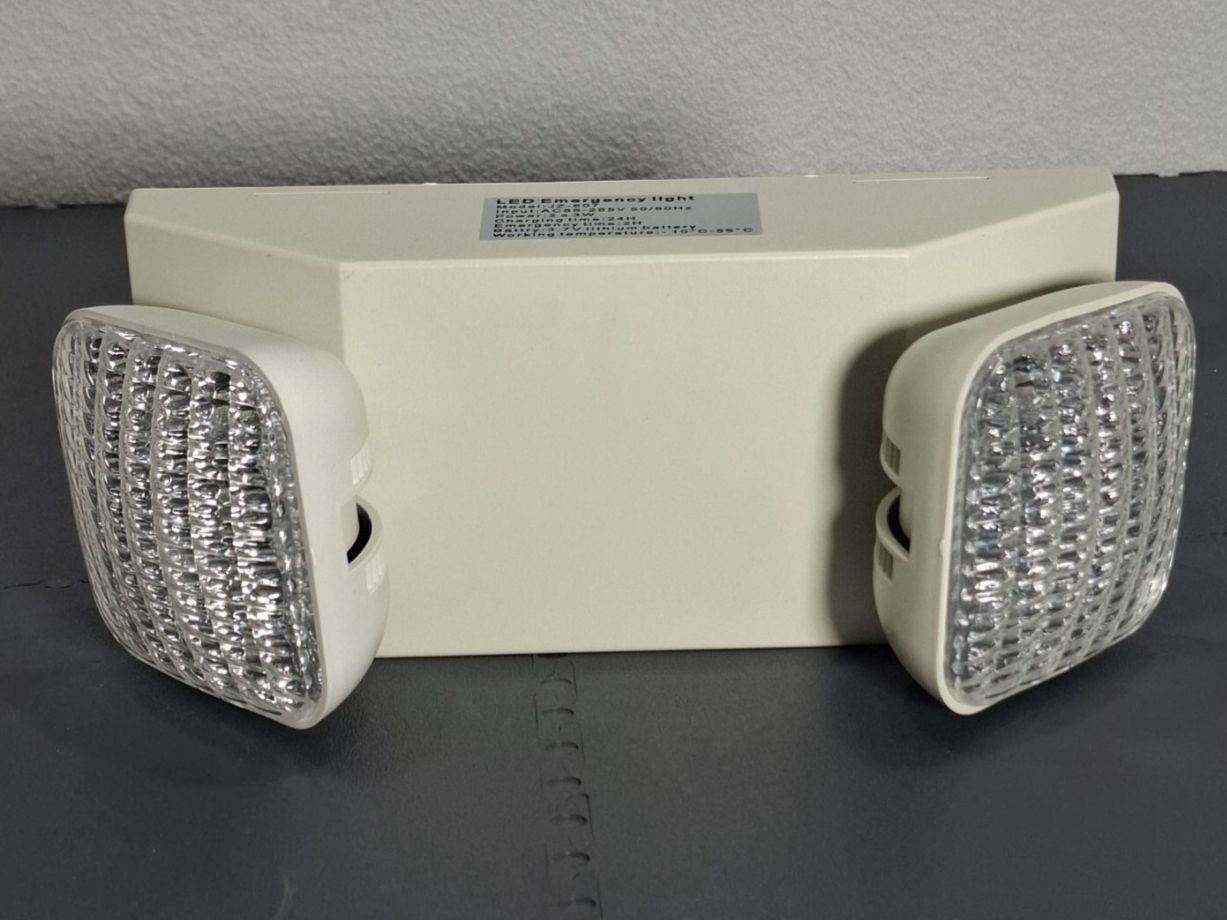 Lampade: 3x Lampe de secours LED JZ-607 neuve – Nuovo (secondo la descrizione) da Villars-Ste-Croix venduto da pau_8fls