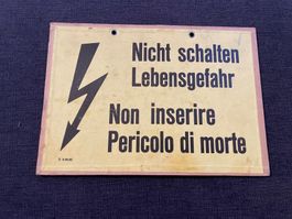 Nicht schalten Lebensgefahr - Warnschild aus Karton