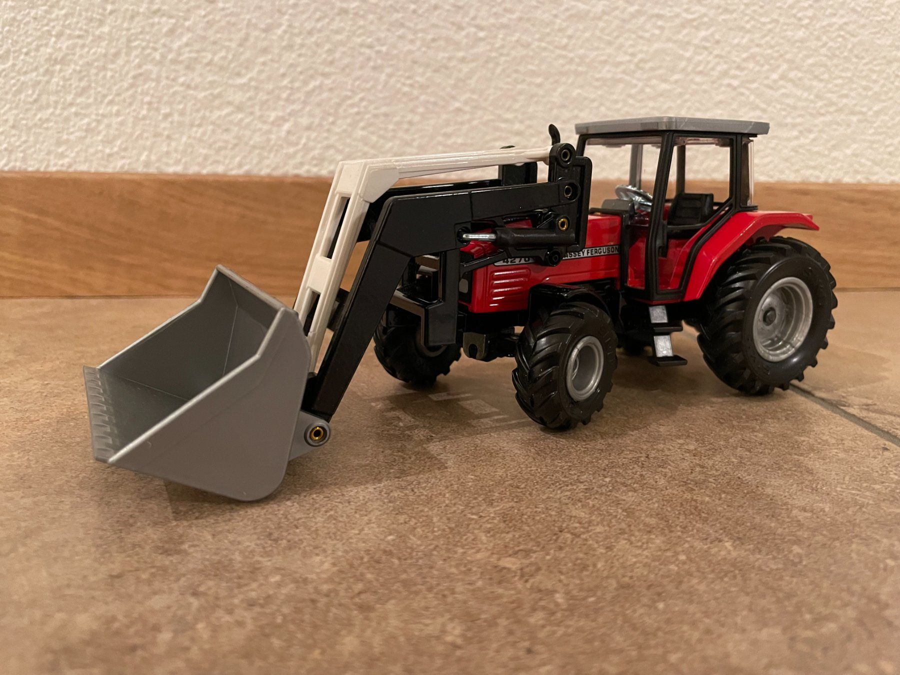 Massey Ferguson Trattori: SIKU Massey Ferguson 4270 mit Frontlader – Nuovo e nell'imballaggio originale da Kreuzlingen venduto da Stefan1150
