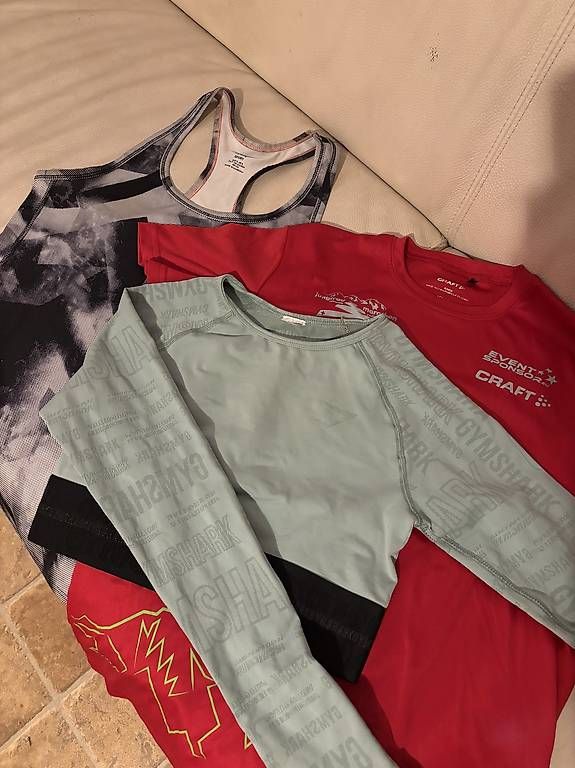 Tops: 3x Sport Tops S – Gebraucht aus Interlaken von noe_v887