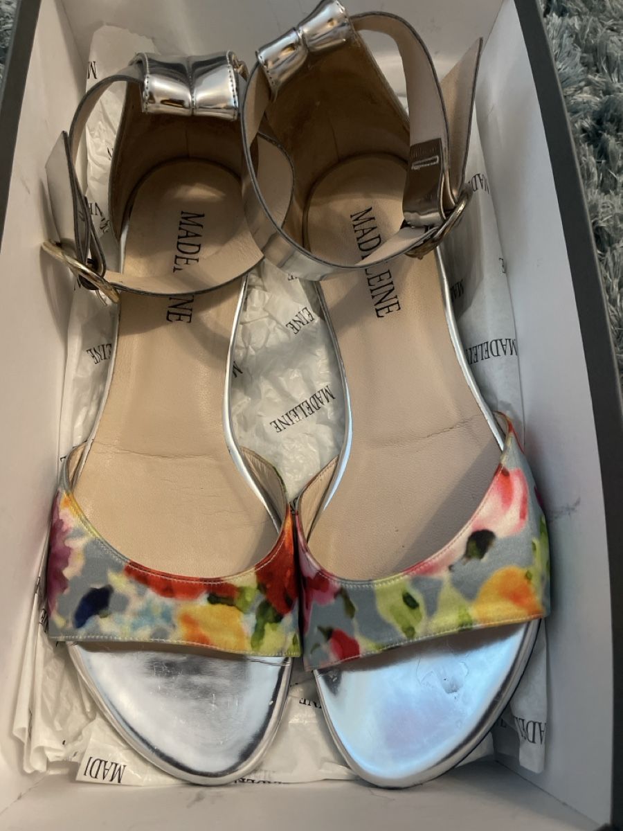 Damenschuhe: Sandale Madeleine Silber Blumenmuster Grösse 39 – Gebraucht aus Basel von maw_9jkd