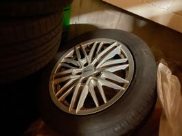 4 roues avec pneus en bon état