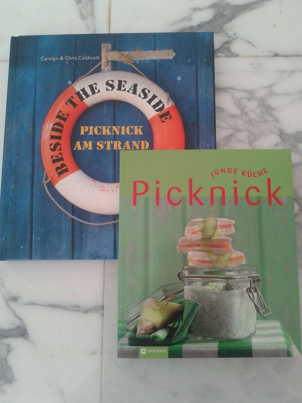 Libri: 2 Bücher "Picknick am Strand"  + "Picknick" – Nuovo (secondo la descrizione) da Camorino venduto da Campellino
