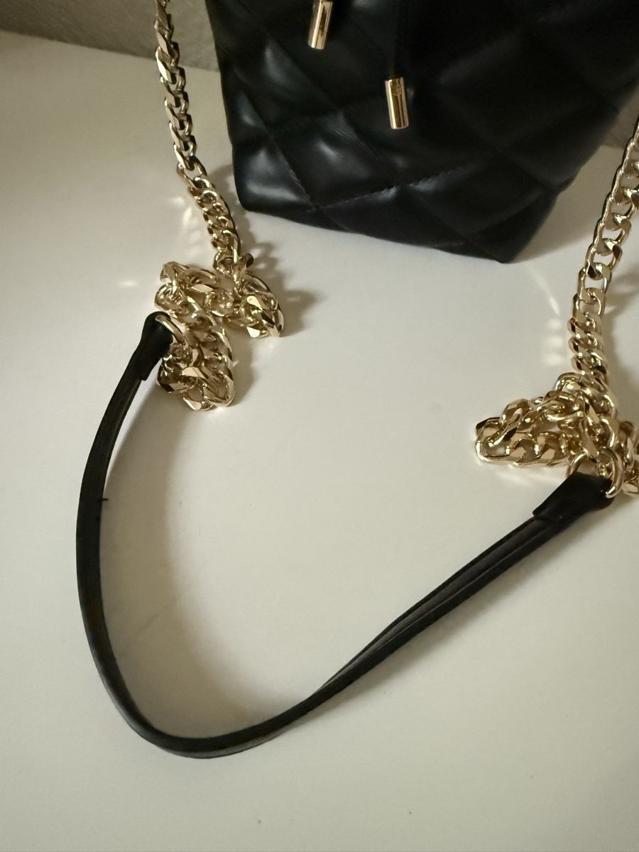 Borse da donna: Schwarze gesteppte Mini-Bucket-Bag mit goldener Kette – Nuovo (secondo la descrizione) da Zürich venduto da Vma_reuse 8