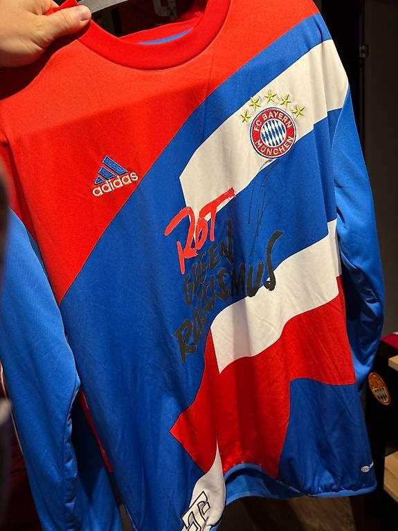 Adidas Canottiere & Pantaloni: FC Bayern Original Pullover getragen und unterschrieben – Usato da Schötz venduto da stan1984