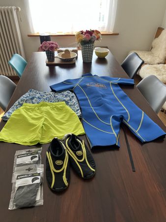 Badekleidung Set Kinder Neoprenanzug Shorts Badeschuhe Gr. 3