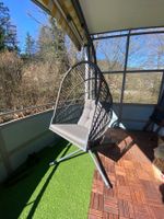 Gefederter Hängesessel für den Frühling auf dem Balkon!