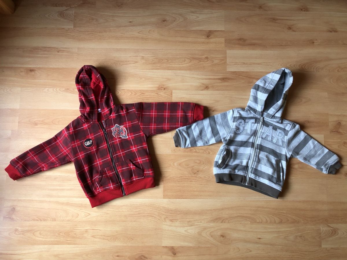 Kleiderpakete & -sets: Lot de 2 sweats à capuche garçon, taille 98/104 – Gebraucht aus Liddes von Couik