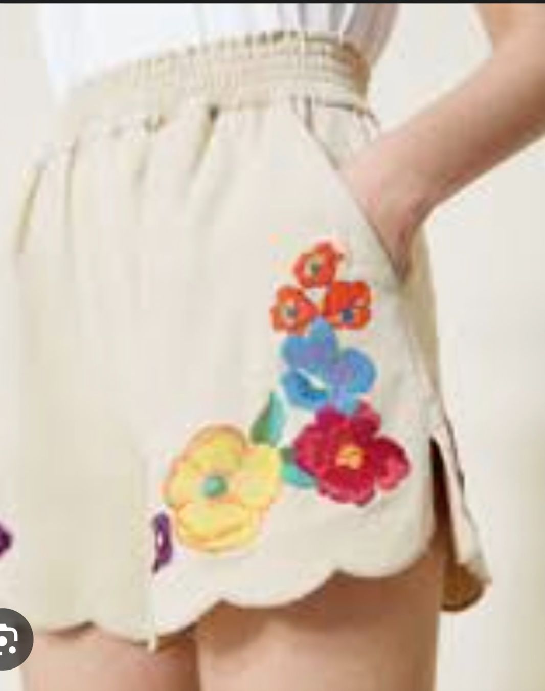 Twinset Pantaloni: TWIN SET - Shorts mit Stickerei – Usato da Zürich venduto da Nala2811