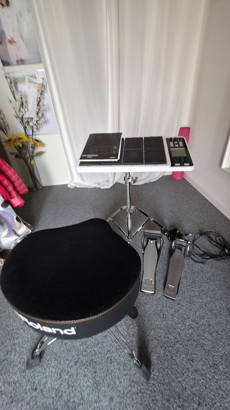 Roland Strumenti musicali: Roland Octapad-30 mit Sitz, Stand, 3 Pedale – Usato da Illighausen venduto da emlyndavies