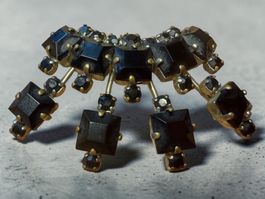 Vintage-Brosche mit schwarzen Kristallen