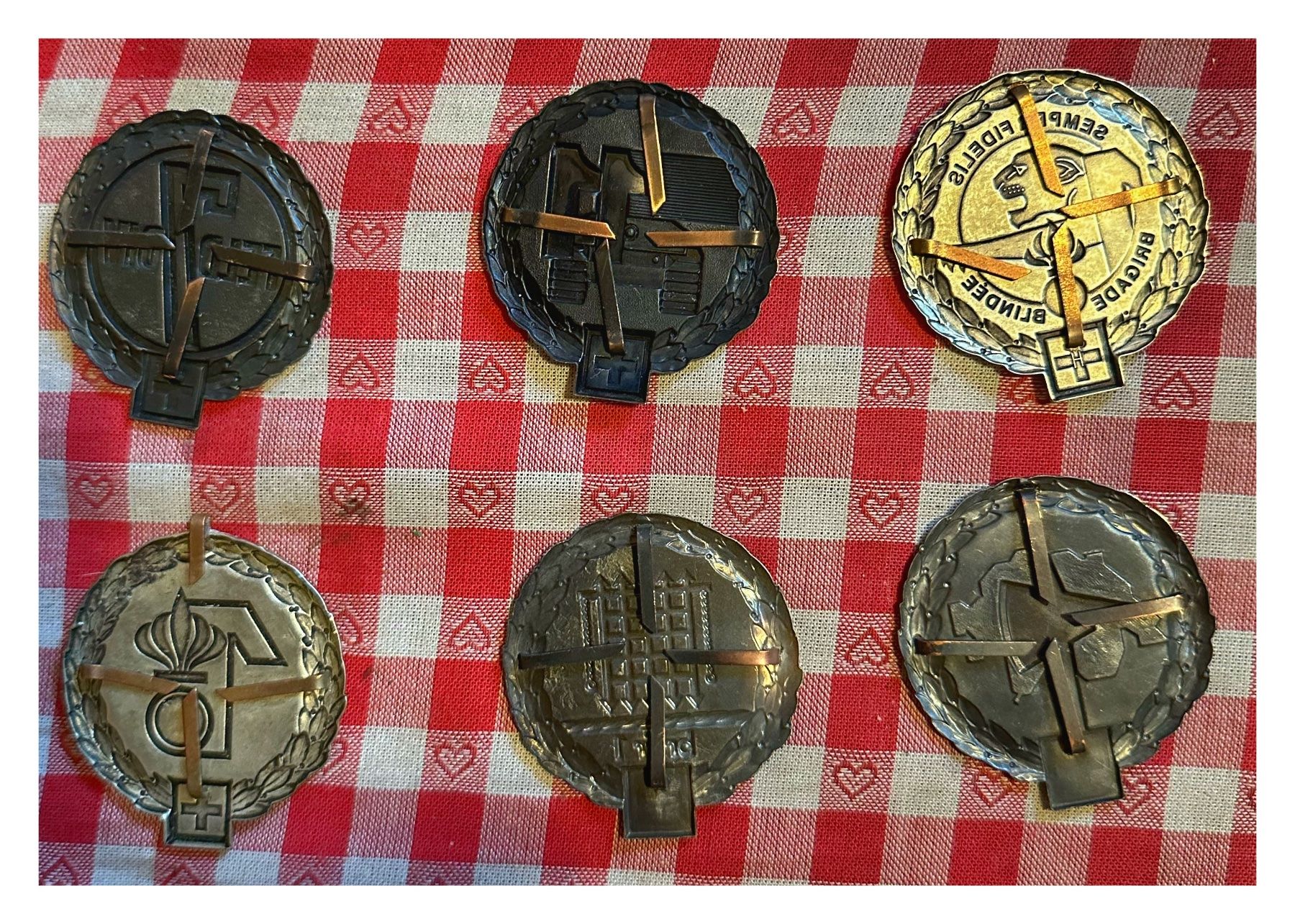 Placchette & Badge: Schweizer Armee: 6 verschiedene, alte Division Abzeichen – Usato da Sax venduto da SaxB 1