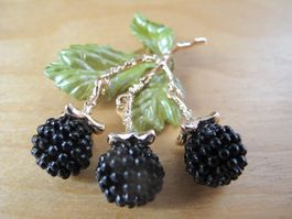 Brombeer Brosche, goldfarben, Emaille,  Modeschmuck