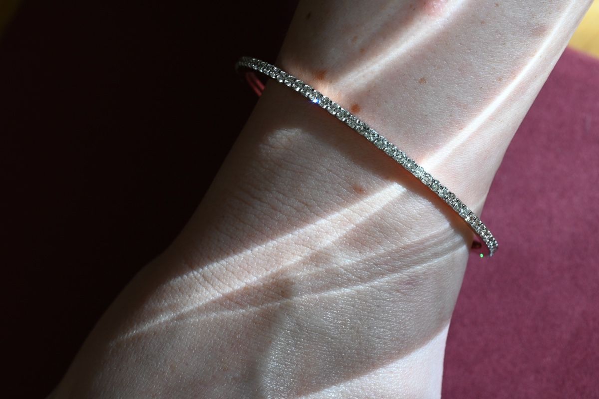 Bracciali & Braccialetti: Slim Bangle Bracelet with Diamonds  – Nuovo (secondo la descrizione) da Zürich venduto da Pandainlondon