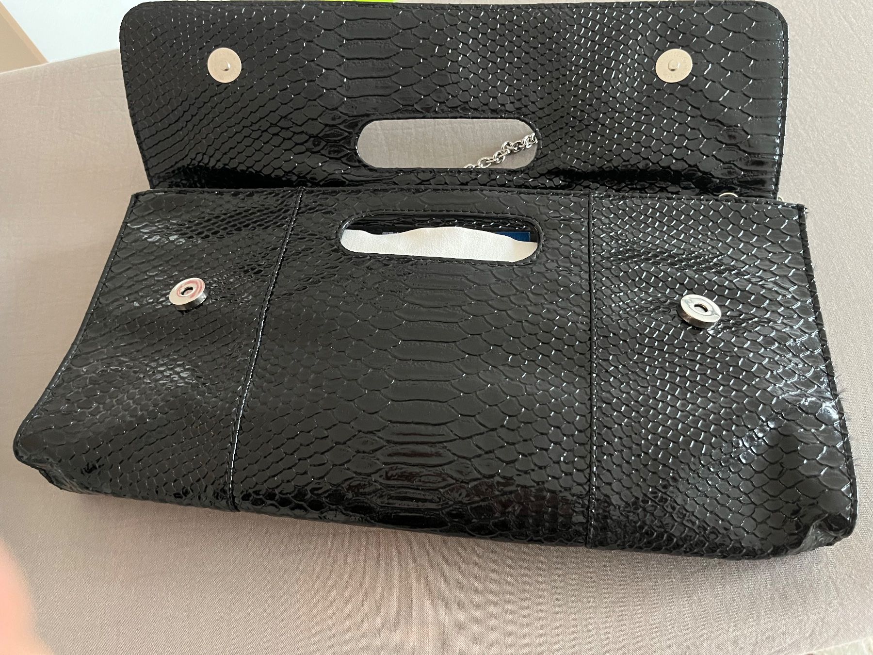 Borse da donna: Clutch mit Kette - schwarz, Lack, Schlangenoptik, – Usato da Kloten venduto da SANTALA23 3