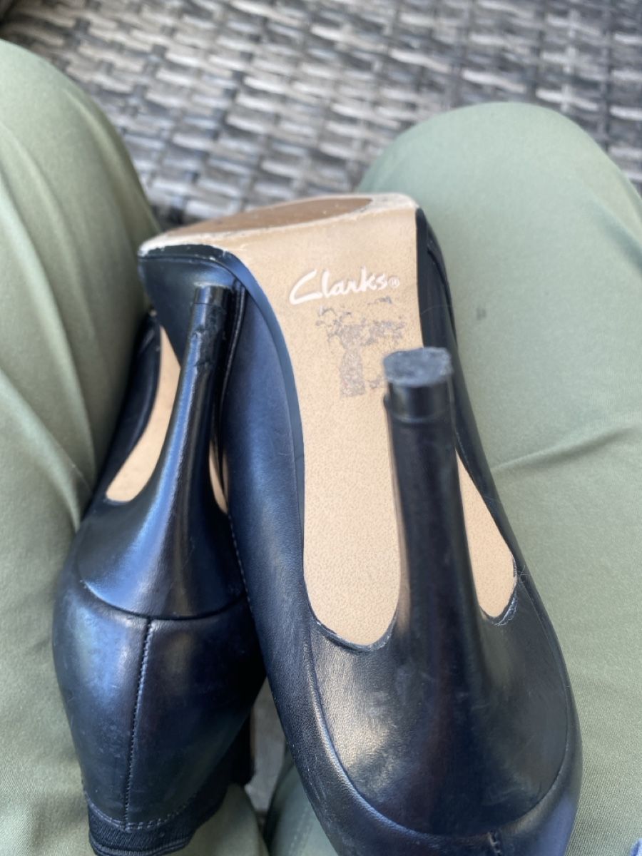 Clarks Scarpe da donna: Schwarze Clarks Leder Stiefeletten Gr. 40, elegant – Usato da Dübendorf venduto da feusiedi 4