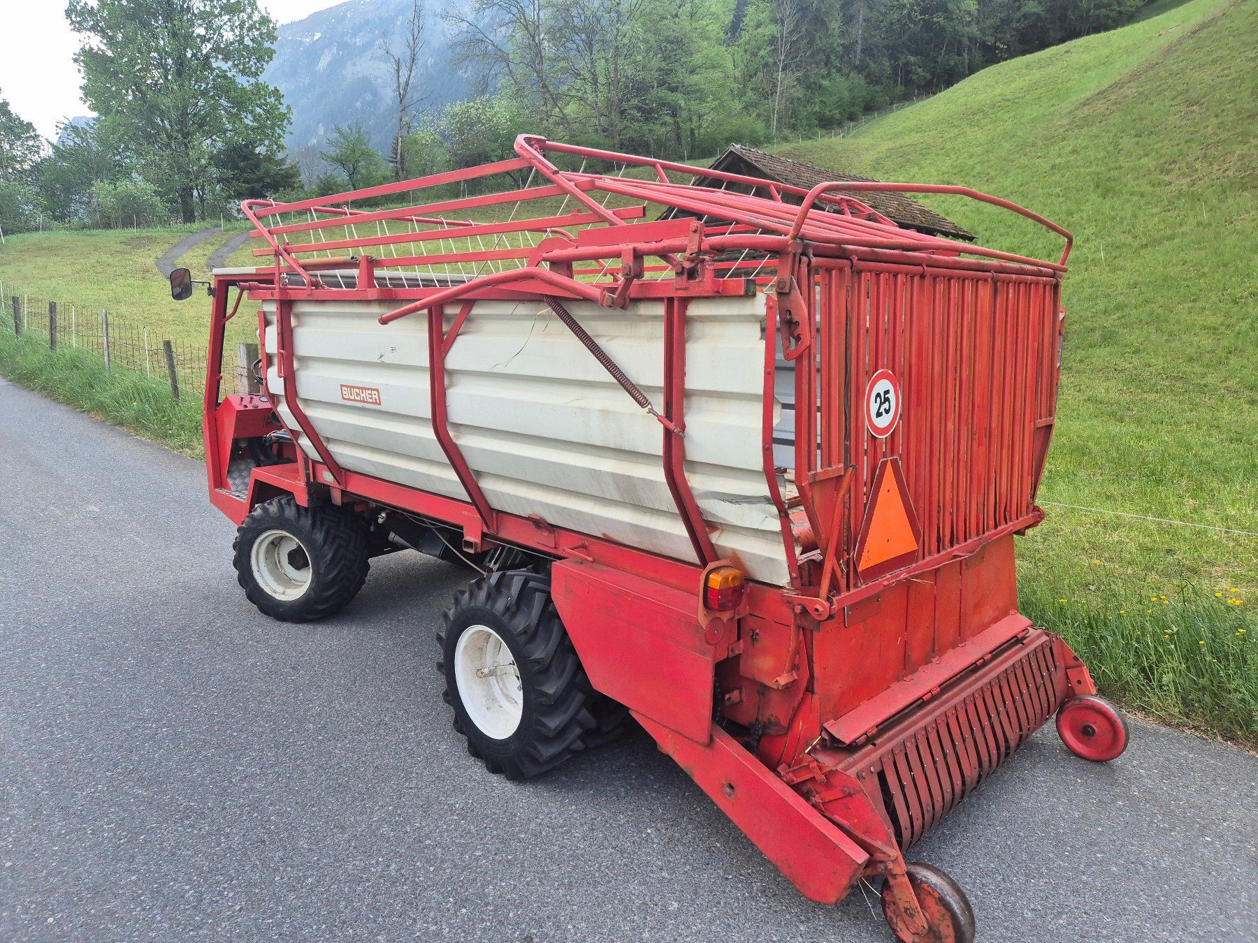 Bucher Tracteurs: Bucher TR 2800 mit Ladegerät – D'occasion à Kandergrund par 07071963 2