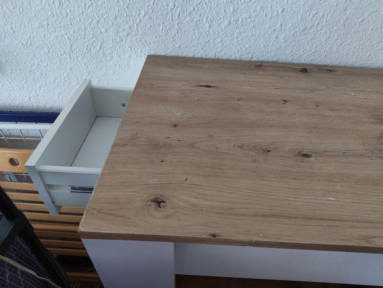 Ladenausstattungen & Messebau: Stehpult mit Barhocker – Gebraucht aus Lyss von laura_jenni 2