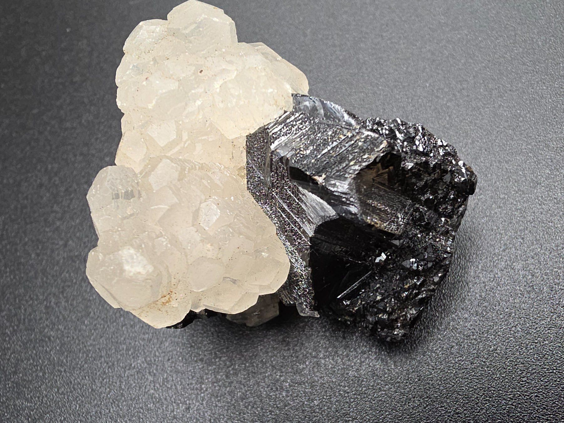 Minerali & Pietre curative: Calcite on sphalerite - Dalnegorsk mining district, Russia – Usato da Figino venduto da minshop 1