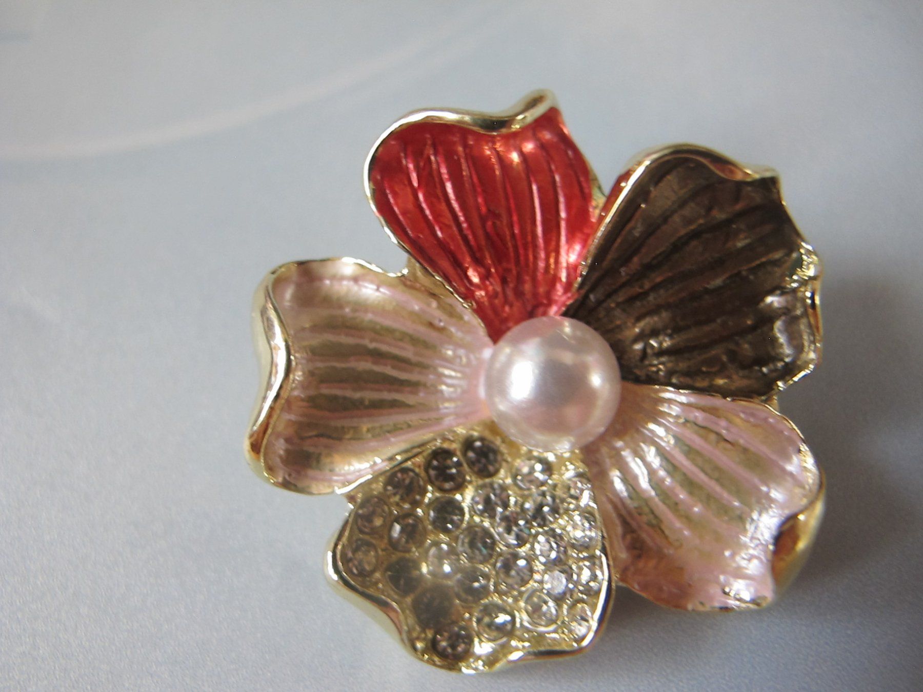 Broches & Aiguilles: Blumenbrosche mit Perle & Strass-Steinen, Goldfarben – Neuf (Voir description) à Löhningen par Chimae67 1