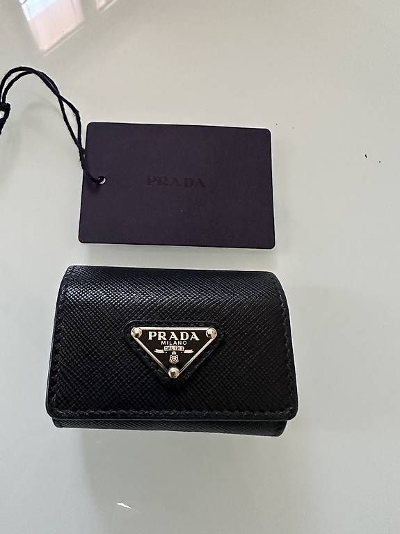 Cuffie: Prada custodia AirPods  – Usato da Mendrisio venduto da esthetic111 2