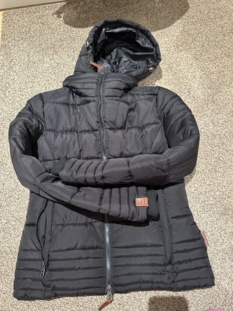 Schwarze Winterjacke mit Kapuze, Top Zustand, Grösse M