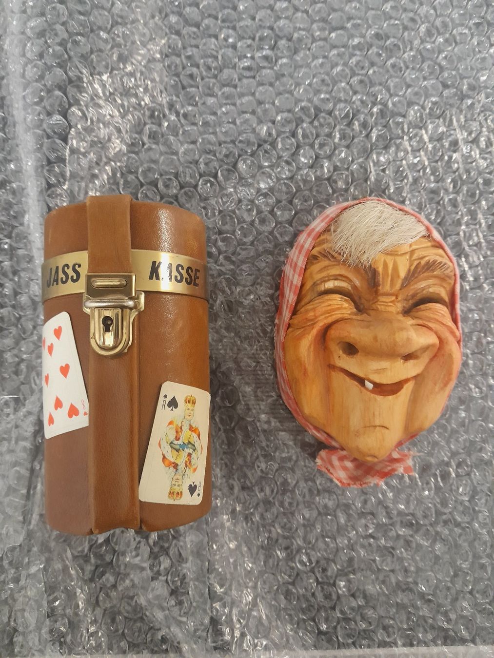 Maschere: Jasskasse und Holzmaske – Usato da Rüti ZH venduto da Alemanni