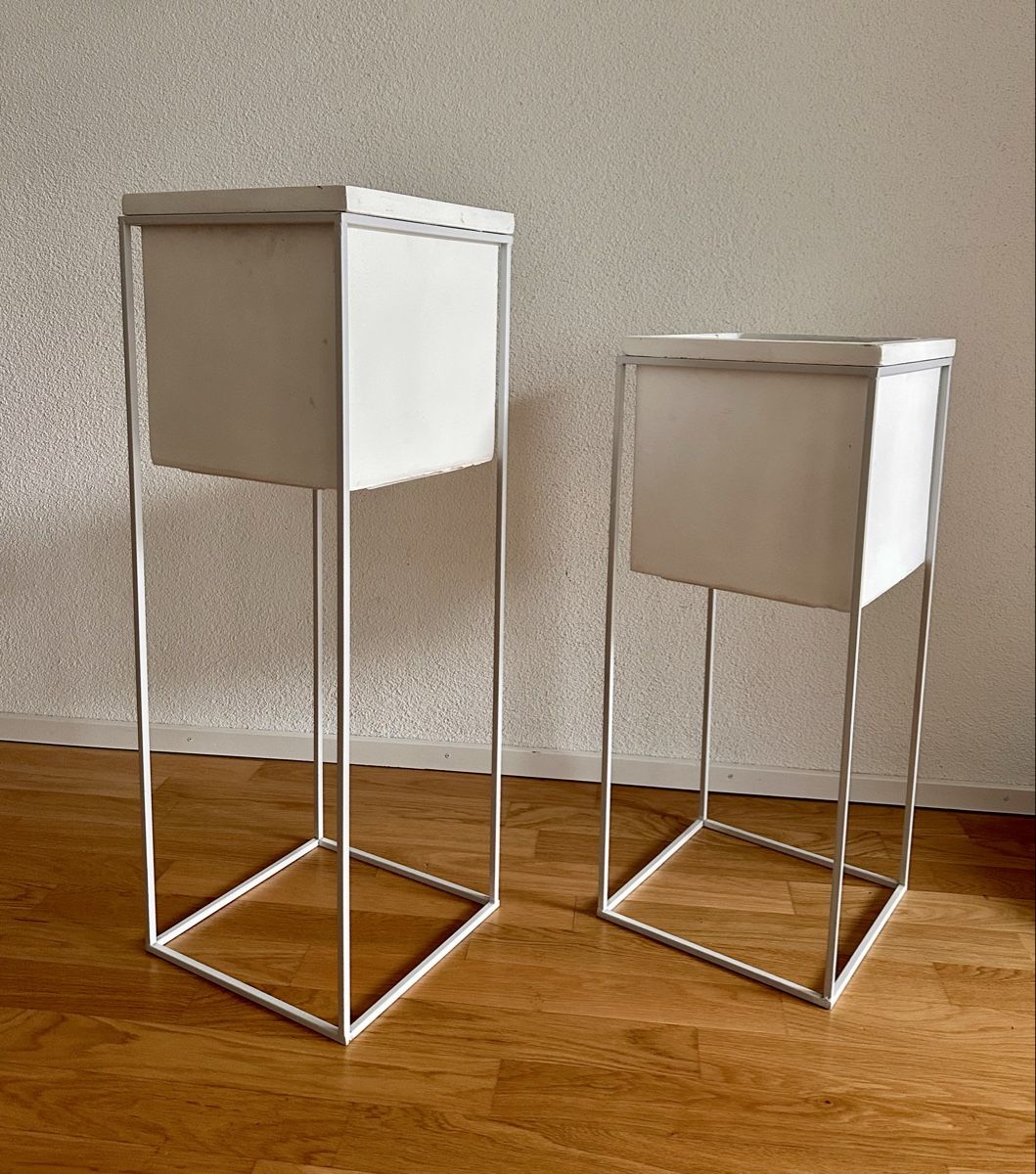 Pots de fleurs: 2er Set weisse Blumenständer mit Metallgestell – D'occasion à Zürich par Marip21