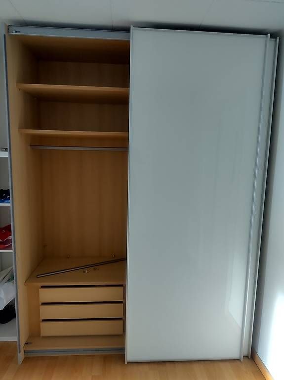 Armoires: Grosser Kleiderschrank mit Schiebetüren (Möbel Egger) – D'occasion à Luzern par Griphus1 2