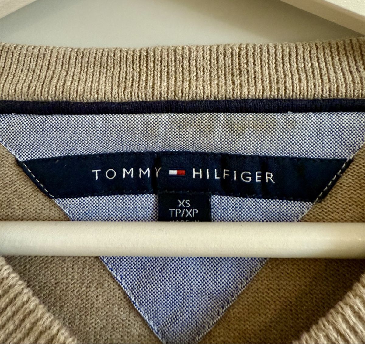 Tommy Hilfiger Maglioni & Felpe: Tommy Hilfiger V-Ausschnitt Pullover – Usato da Einsiedeln venduto da pet_5mzs 1