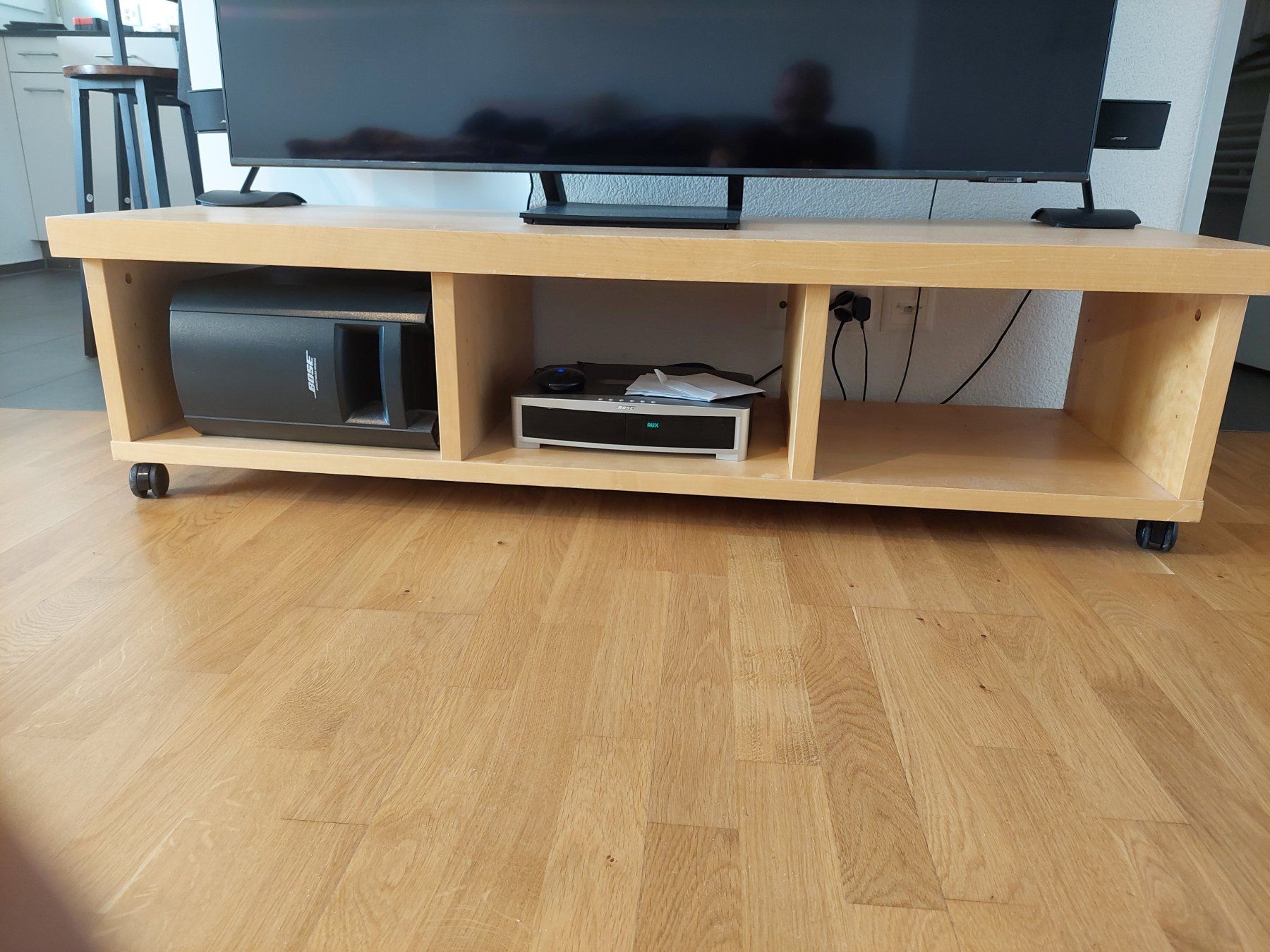 Mobili TV: TV-Möbel / Lowboard mit Rollen, helles Furnier. – Usato da Kreuzlingen venduto da kossytorz