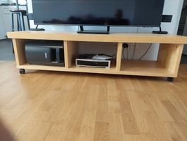 TV-Möbel / Lowboard mit Rollen, helles Furnier.