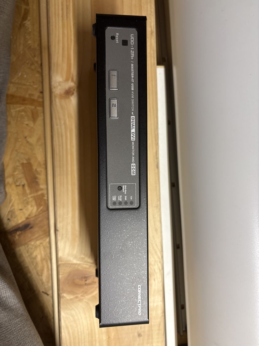 Server: ConnectPro UDD-12a Dual DVI KVM Switch – Usato da Rothenburg venduto da Vanzonk