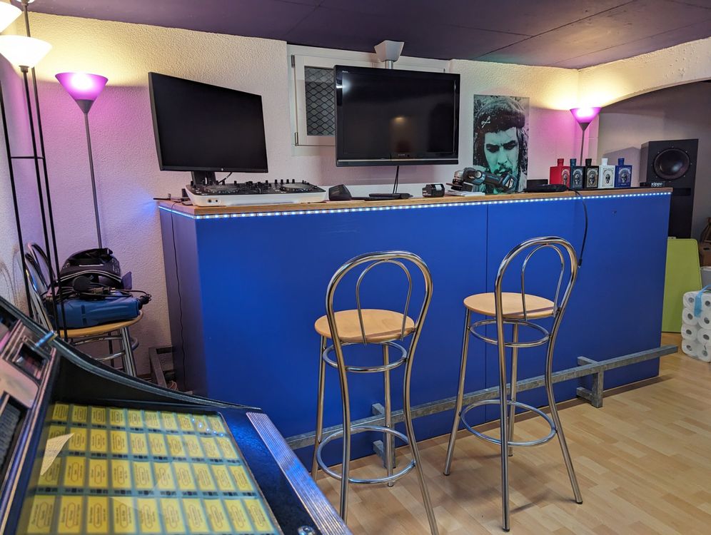 Robuste Eventbar mit fünf Barstühlen Kaufen auf Ricardo