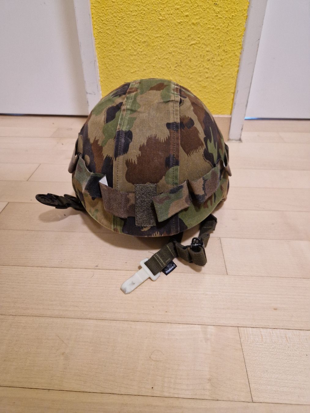 Uniformi & Effetti personali: Schweizer Armee Helm – Usato da Zürich venduto da Salesmaker 1
