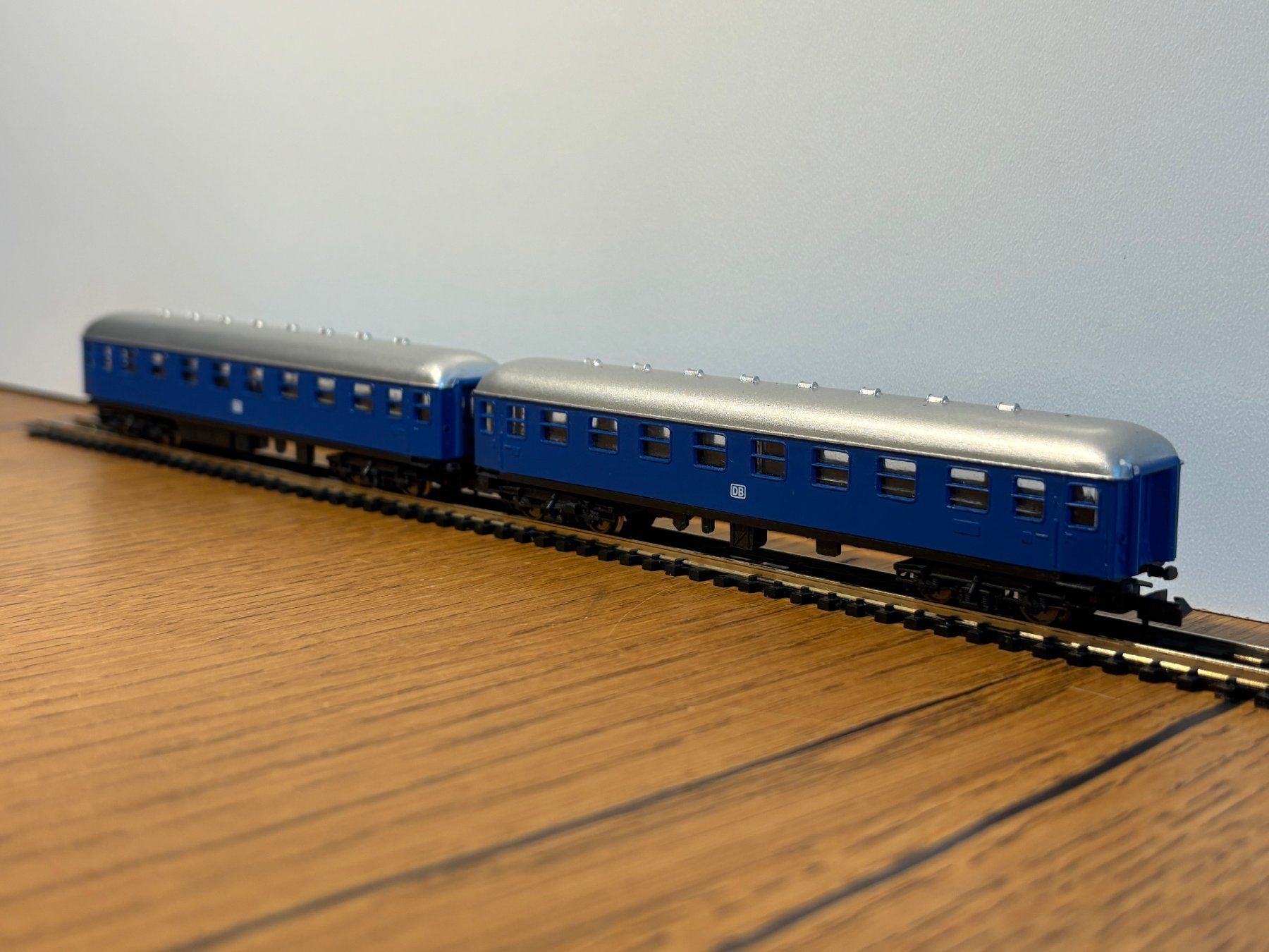 Modelleisenbahnen: *e911:  2 DB Eisenbahnwagen  (Spur N) – Gebraucht aus Birsfelden von Birs_25