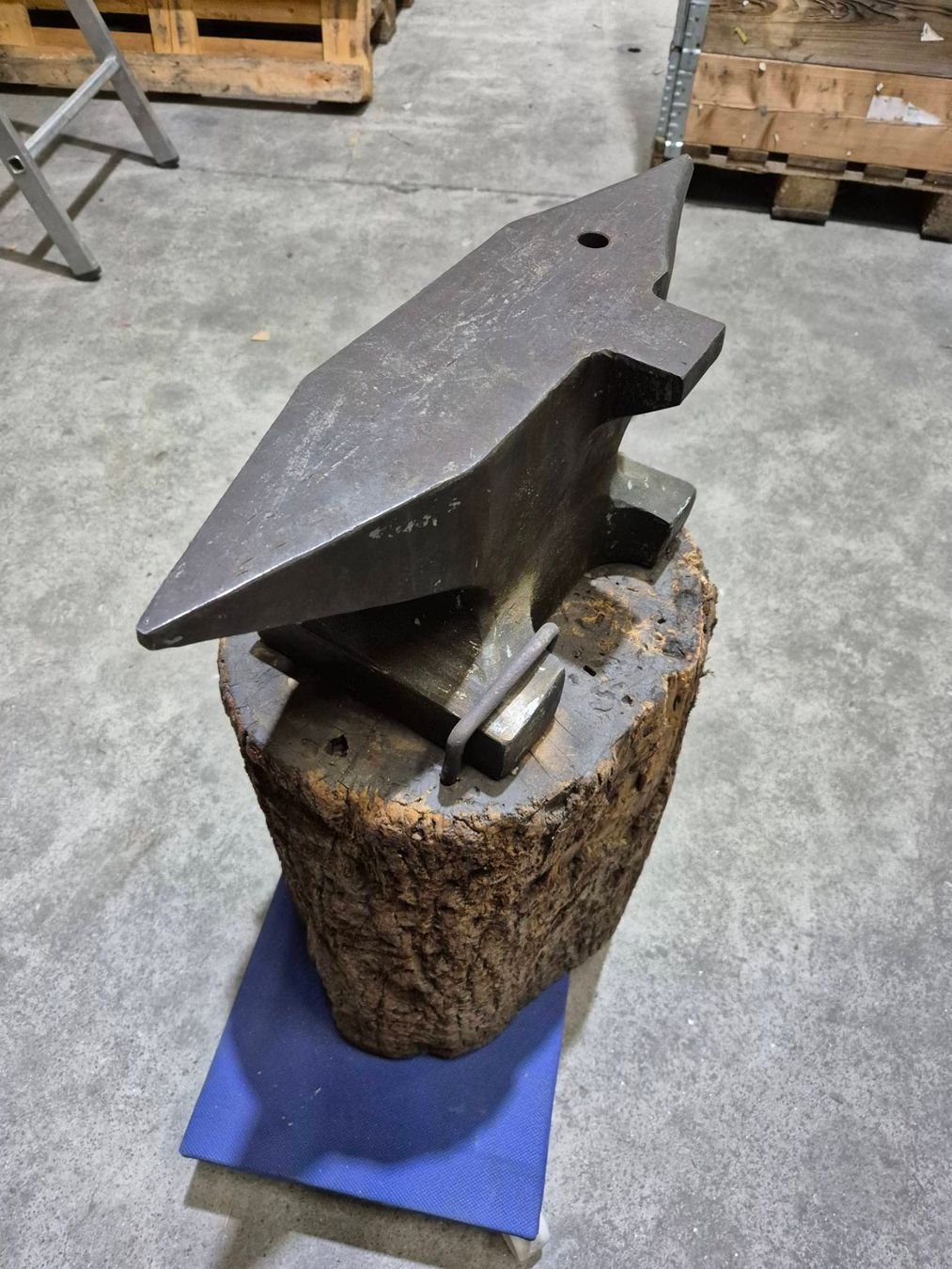 Attrezzi da lavoro: Amboss mit Holzsockel 50cm – Usato da Tägerwilen venduto da geezee20 1