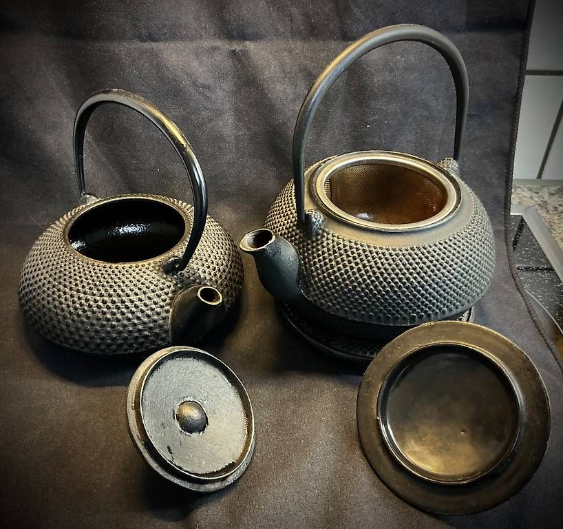 Teiere: Gusseiserne Teekannen mit div. Tassen – Usato da Horw venduto da Janosch73 1