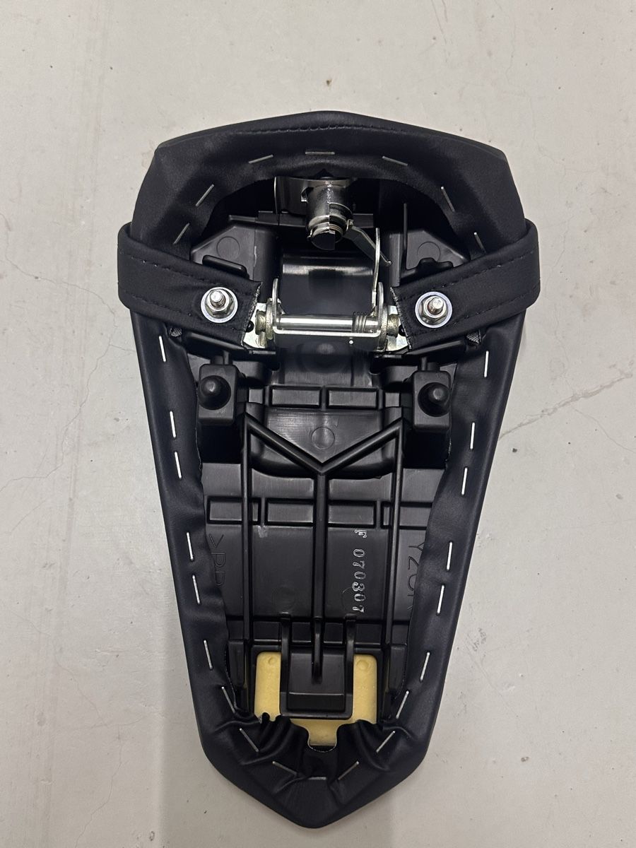 Yamaha Tutti i ricambio per moto: Yamaha R1 RN65 Front-/Hecksitz – Nuovo (secondo la descrizione) da Ostermundigen venduto da serginho09 2