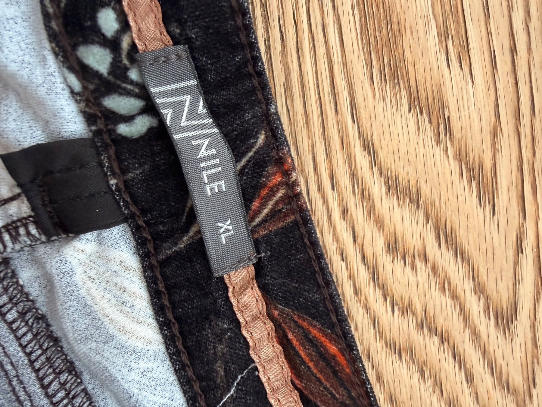 Nile Pantaloni: Nile: schöne, elastische Samthose Blumenmuster, XL – Nuovo (secondo la descrizione) da Hermrigen venduto da rosalindis 1