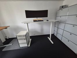 Elektrischer höhenverstellbarer Schreibtisch+Monitoraufsatz