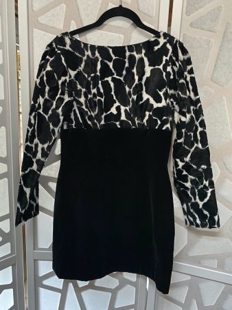 Jolie robe noire mini en velours. XS
