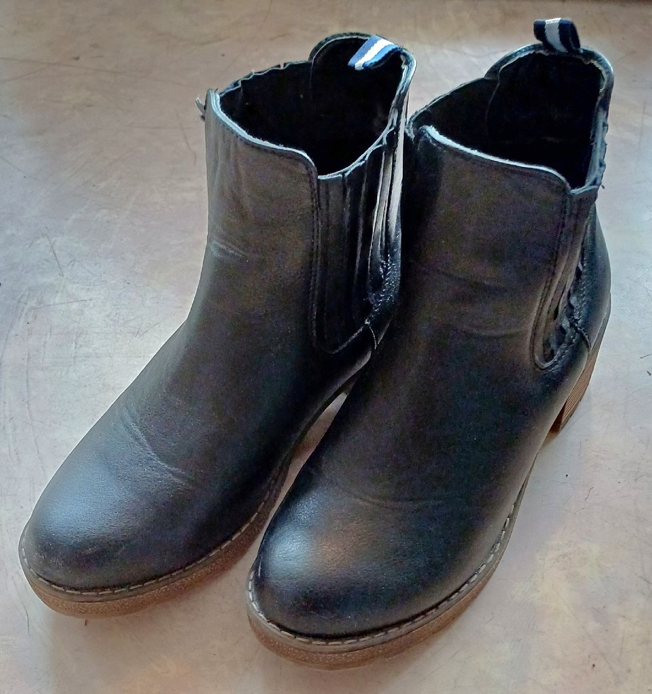 Scarpe da donna: schwarze Stiefelette von esmara im 38 – Usato da Merenschwand venduto da Brockinell